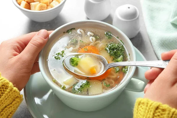 Vrouw eten verse zelfgemaakte groentesoep aan tafel, close-up — Stockfoto