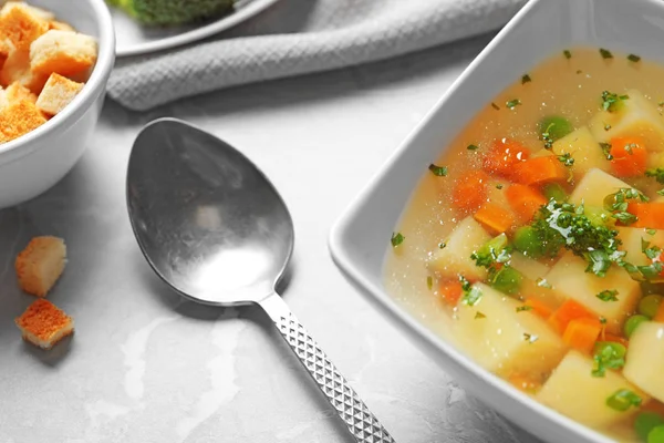 Bowl de supă proaspătă de legume de casă servită pe masă de marmură gri, closeup — Fotografie, imagine de stoc