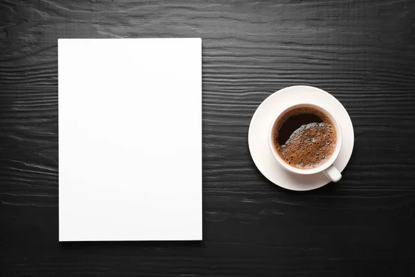 Leere Papierbögen für Broschüren und Kaffeebecher auf schwarzem Holzgrund, flach gelegt. Attrappe — Stockfoto