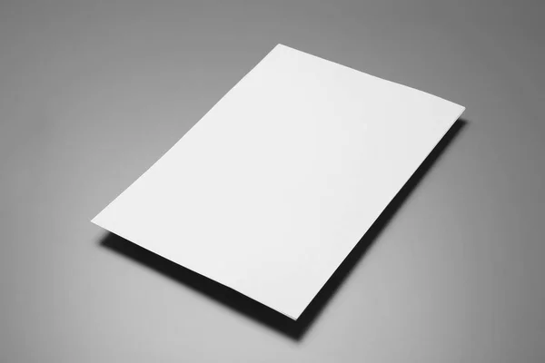 Hojas de papel en blanco para folleto sobre fondo gris. Prepárate. —  Fotos de Stock