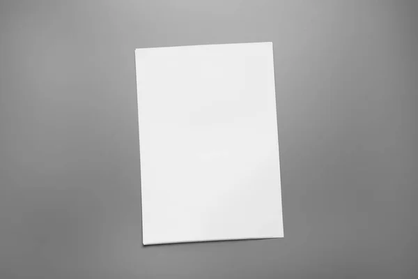 Üres papírlapok szürke hátterű brosúrához, felülnézet. Kigúnyolják — Stock Fotó