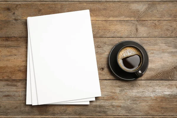 Blanco papieren vellen voor brochure en kopje koffie op houten achtergrond, platte lag. Mock up — Stockfoto