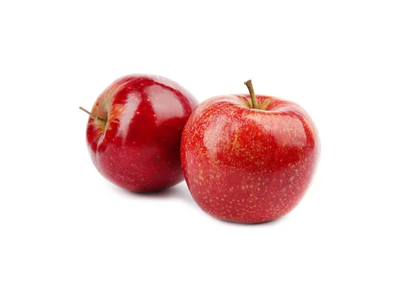 Pommes rouges juteuses mûres sur fond blanc — Photo