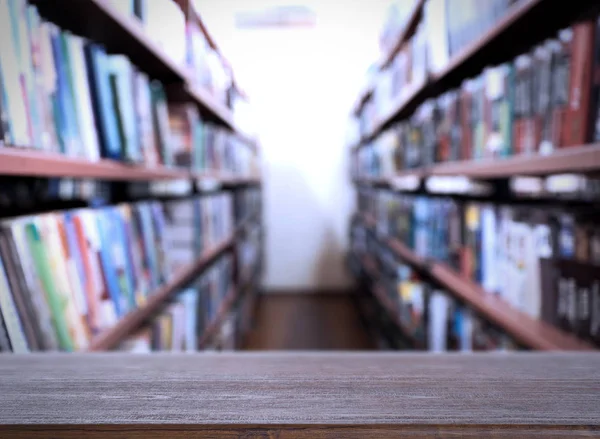 Leerer Holztisch in der Bibliothek. Design-Attrappe — Stockfoto