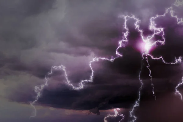 天空下着大雨云和闪电。雷暴 — 图库照片