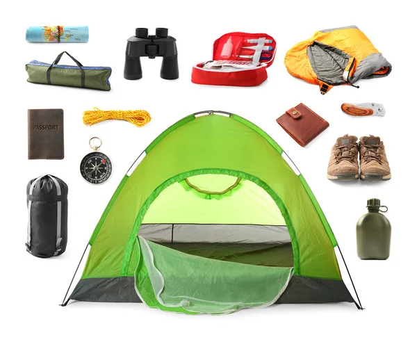 Conjunto com diferentes equipamentos de acampamento no fundo branco — Fotografia de Stock