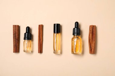 Bej arka planda tarçın esansiyel yağı ile düz yatıyordu kompozisyon