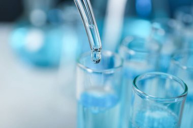 Test tüpüne sıvı damlama, metin alanı ile çekim. Çözüm kimyası