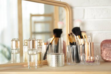 Giyinme masasında parfüm ve makyaj ürünleri