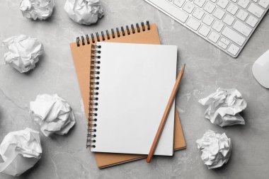 Düz boş Notebook ve gri mermer masada kırışık Kağıt topları ile kompozisyon yatıyordu. Metin alanı