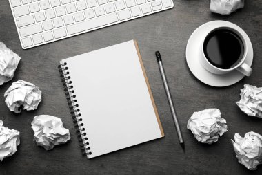 Düz boş Notebook ve gri masada kırışık Kağıt topları ile kompozisyon yatıyordu. Metin alanı