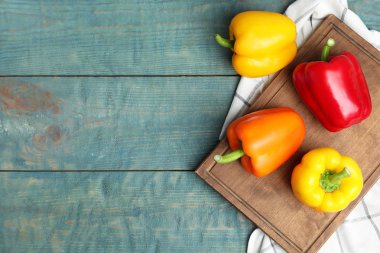 Mavi ahşap masada taze olgun biber, üst görünüm. Metin alanı