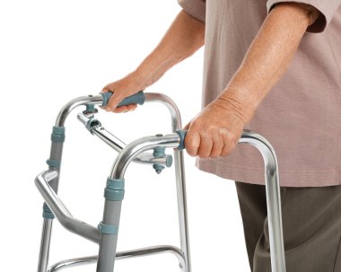 Beyaz üzerinde izole yürüyüş çerçevesi kullanarak yaşlı kadın, çekim