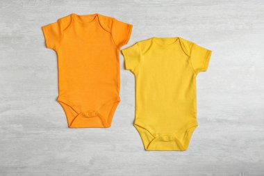 Ahşap arka planda farklı bebek Body, üst görünüm