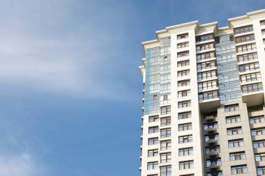 Gökyüzüne karşı renkli pencerelerin bulunduğu modern bina. Kentsel mimari