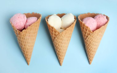 Mavi arka planda gofret koniler lezzetli dondurmalar, düz yatıyordu