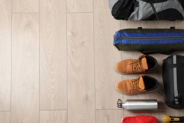 Ahşap arka planda farklı kamp ekipmanları ile düz yatıyordu kompozisyon, metin için alan