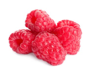 Beyaz üzerinde izole lezzetli olgun tatlı ahududu