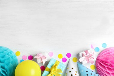 Beyaz ahşap arka planda renkli Doğum günü aksesuarları, düz yatıyordu. Metin alanı