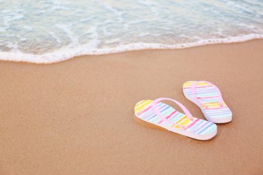 Denize yakın kumlu şık Flip flop, metin alanı. Plaj aksesuarları