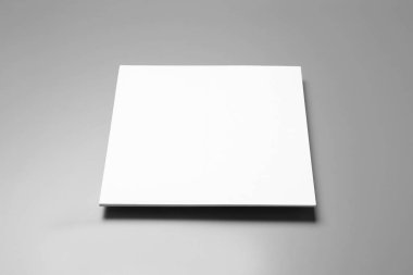 Gri arka planda broşür için boş kağıt levhalar. Sahte