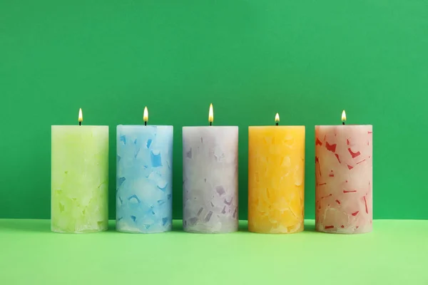 Alight geurende Wax kaarsen op kleur achtergrond — Stockfoto