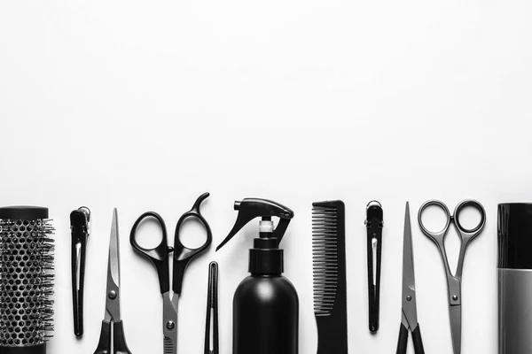Composição com tesoura e outros acessórios de cabeleireiro sobre fundo branco, vista superior — Fotografia de Stock