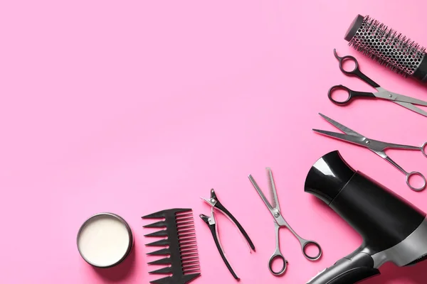 剪刀和其他美发师的配件在粉红色的背景下,平躺。文本空间 — 图库照片