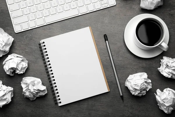 Composição plana com caderno vazio e bolas de papel amassadas na mesa cinza. Espaço para texto — Fotografia de Stock