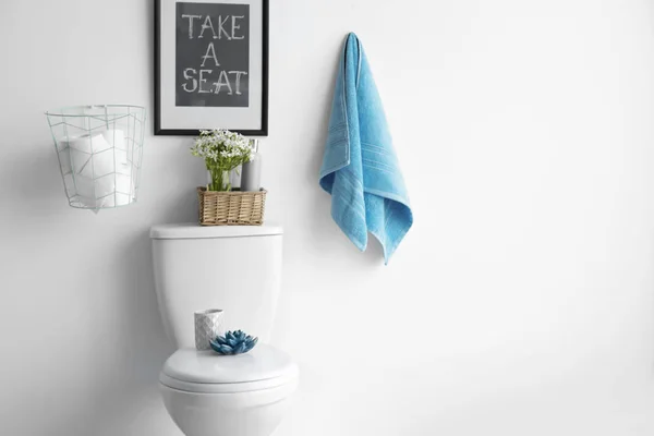 Elementos de decoração, necessidades e vaso sanitário perto da parede branca, espaço para texto. Interior do banheiro — Fotografia de Stock