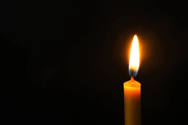 Κάψιμο κεριού σε σκοτεινό φόντο, Χώρος για κείμενο. Σύμβολο της θλίψης — Φωτογραφία Αρχείου