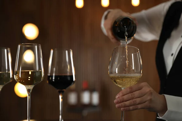 Официантка наливает вино в бокал в ресторане, крупным планом — стоковое фото
