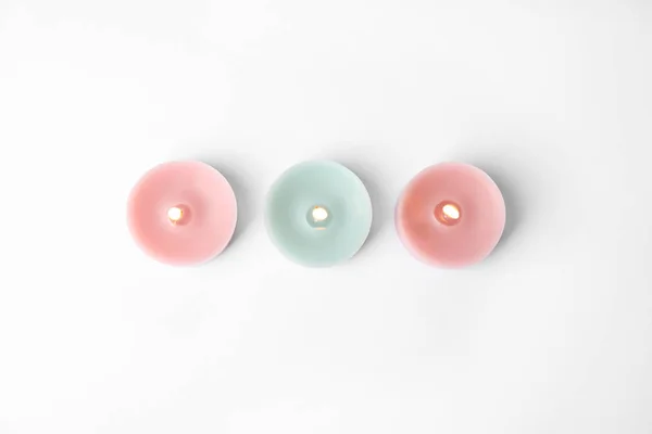 Kleur Wax Decoratieve kaarsen geïsoleerd op wit, Top uitzicht — Stockfoto