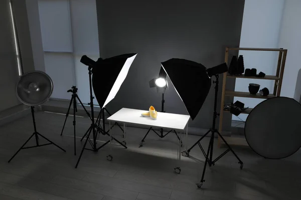Professionelle Fotoausrüstung für die Aufnahme stilvoller Schuhe im Studio vorbereitet — Stockfoto