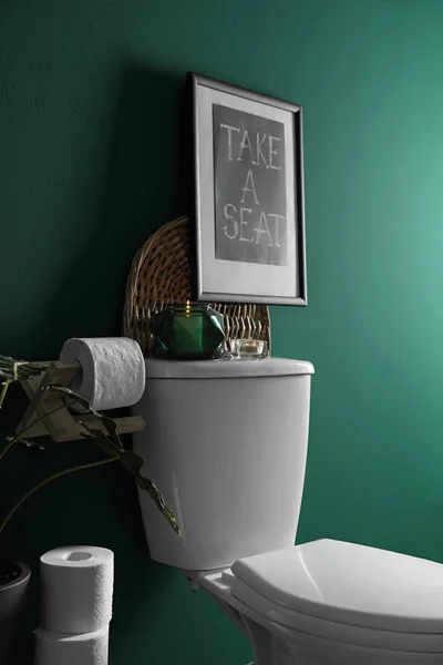 Elementos de decoração, rolos de papel e vaso sanitário perto da parede verde. Interior do banheiro — Fotografia de Stock