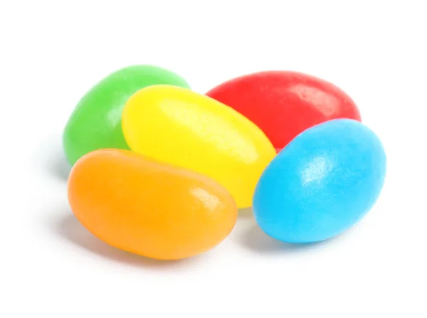 Deliciosos feijões de geleia coloridos isolados em branco — Fotografia de Stock