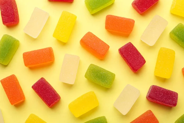 Finom fényes zselés cukorkák a színes háttér, lapos feküdt — Stock Fotó