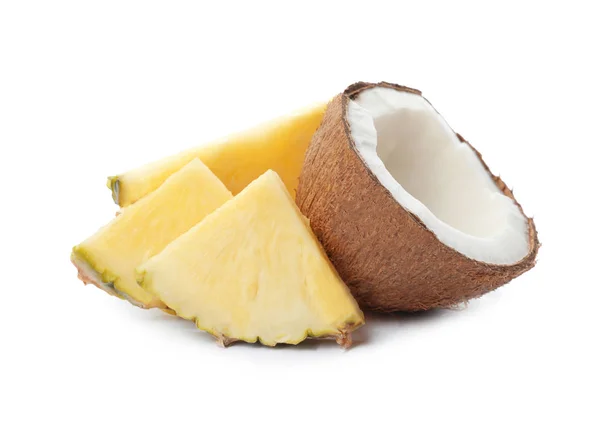 Tranches d'ananas cru savoureux et noix de coco sur fond blanc — Photo