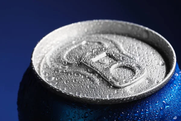 青い背景に水滴で覆われた飲料のアルミニウム缶、クローズアップ — ストック写真