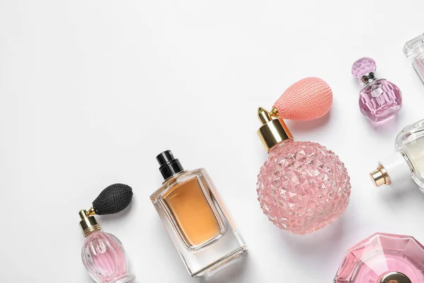 Verschiedene Luxus-Parfümflaschen auf weißem Hintergrund, Draufsicht — Stockfoto