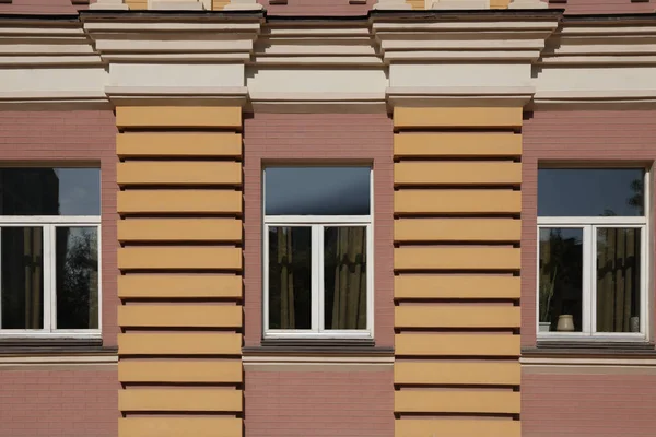Ściana rocznika budynku z pięknymi oknami — Zdjęcie stockowe