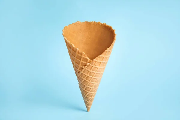 Cono de helado de oblea vacío sobre fondo azul — Foto de Stock