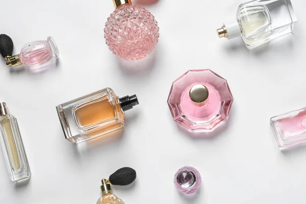 Verschiedene Luxus-Parfümflaschen auf weißem Hintergrund, Draufsicht — Stockfoto