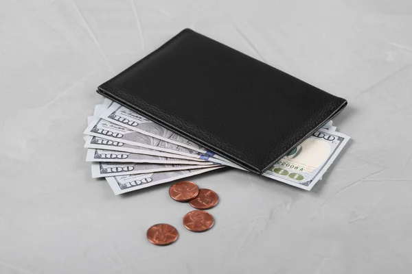 Пенсионный сертификат с американскими деньгами на фоне серого камня — стоковое фото