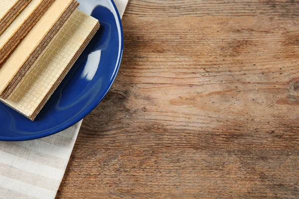 Placa de deliciosas obleas sobre fondo de madera marrón, vista superior. Espacio para texto — Foto de Stock