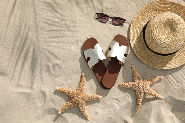 Kum üzerinde plaj aksesuarları ile düz yatıyordu kompozisyon. Metin alanı