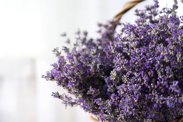 Flores de lavanda fresca en cesta sobre fondo borroso, primer plano. Espacio para texto —  Fotos de Stock