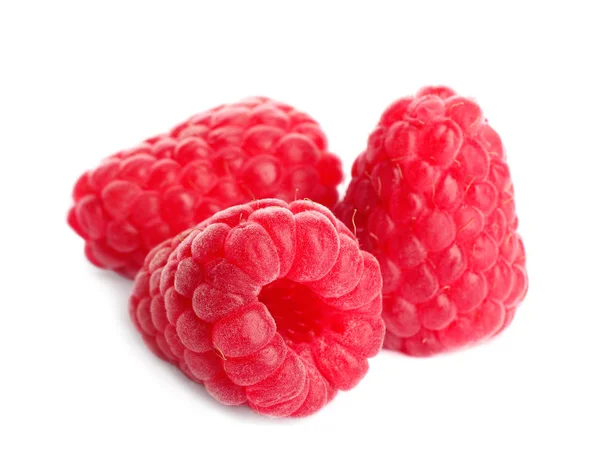 Délicieuses framboises sucrées mûres isolées sur blanc — Photo