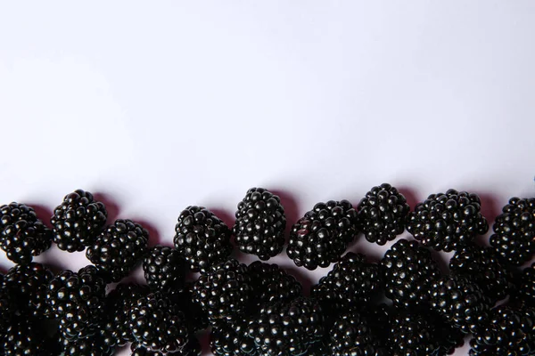 在白色背景上用成熟的黑莓组成,顶视图 — 图库照片
