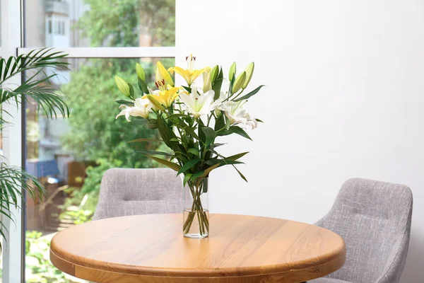 실내 나무 테이블에 아름다운 백합의 꽃다발 꽃병 — 스톡 사진